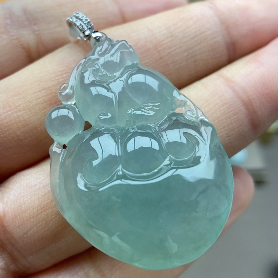 翡翠18K金镶嵌颈饰吊坠