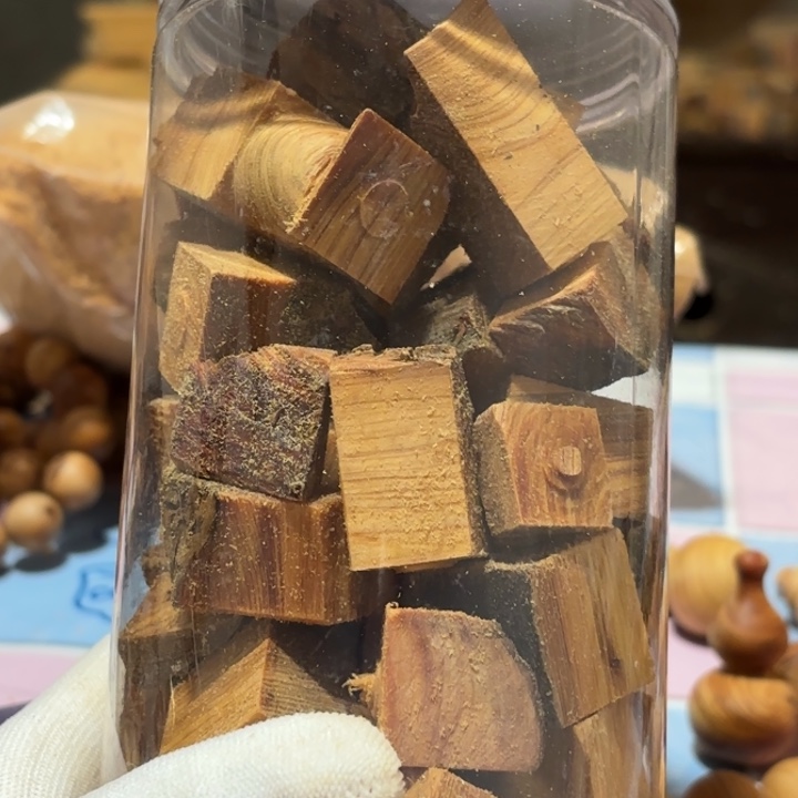 李***宽柏木香块一罐子一个