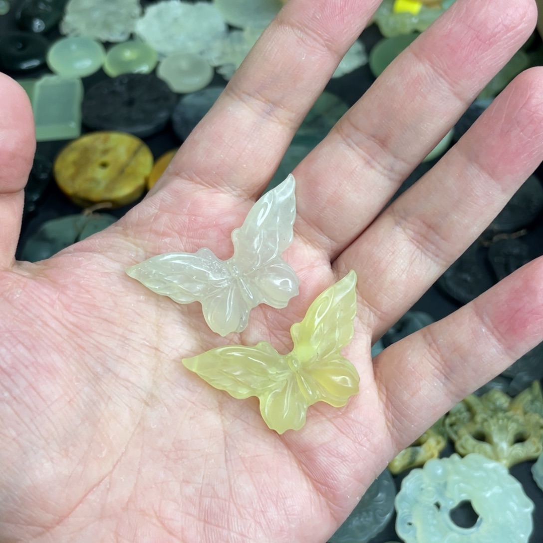 岫玉未镶嵌颈饰蝴蝶