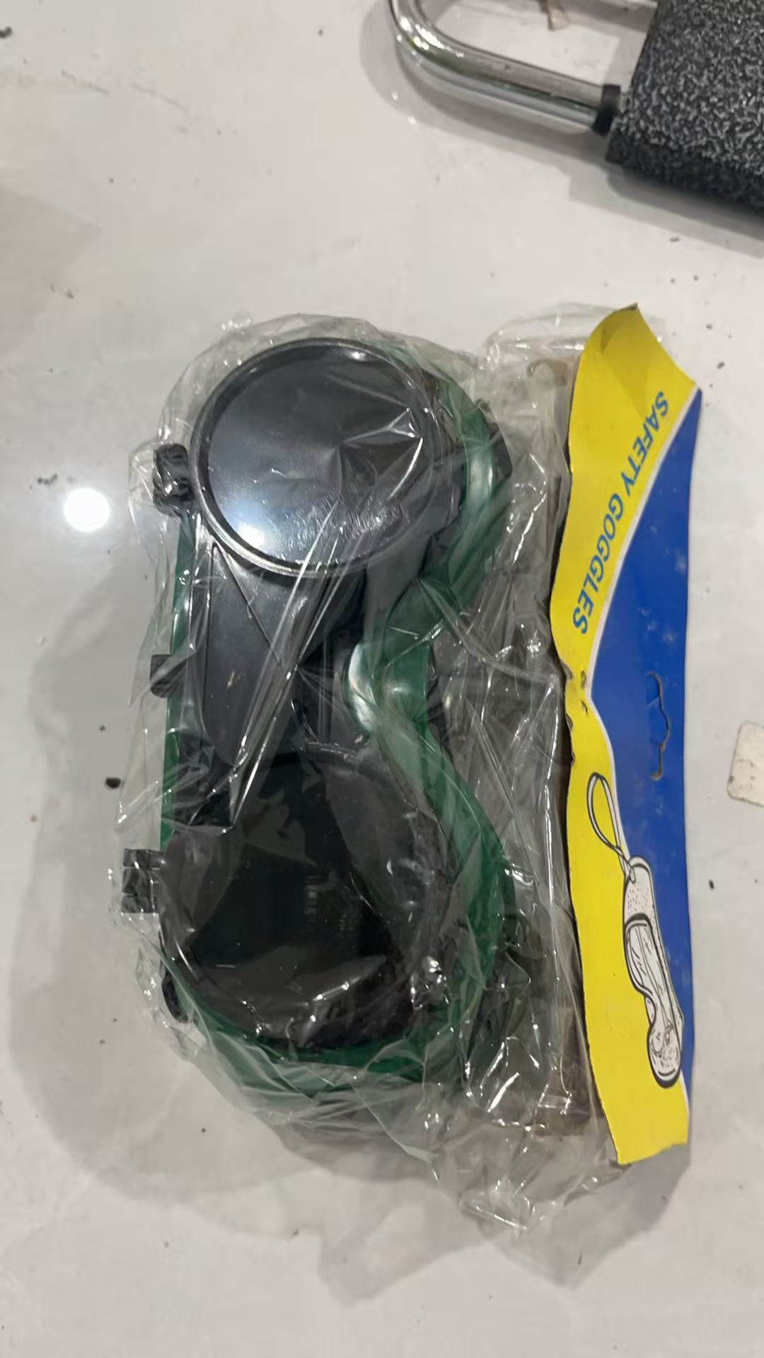 焊工眼镜一副  电池夹