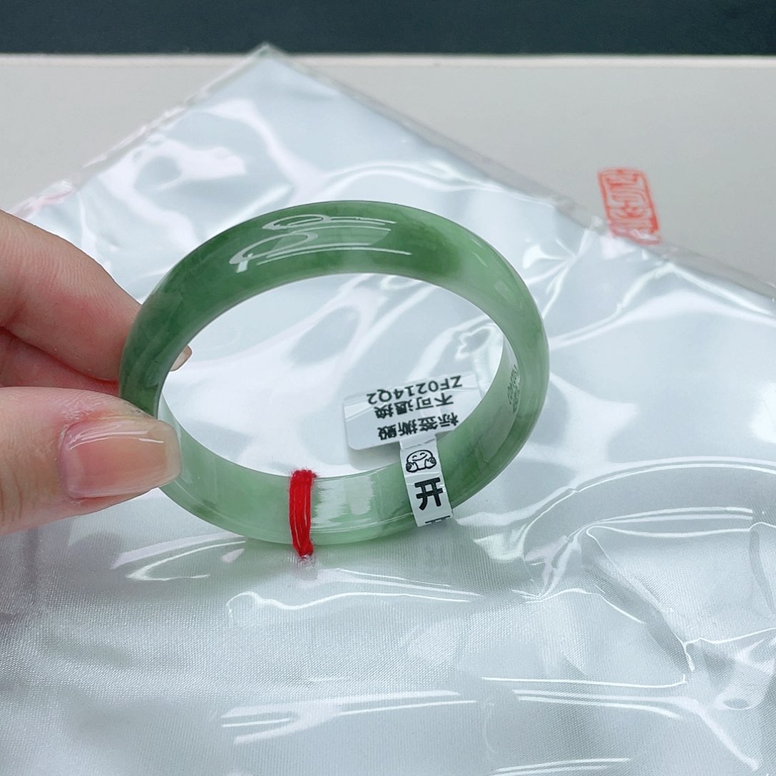 翡翠手镯未镶嵌正52,6