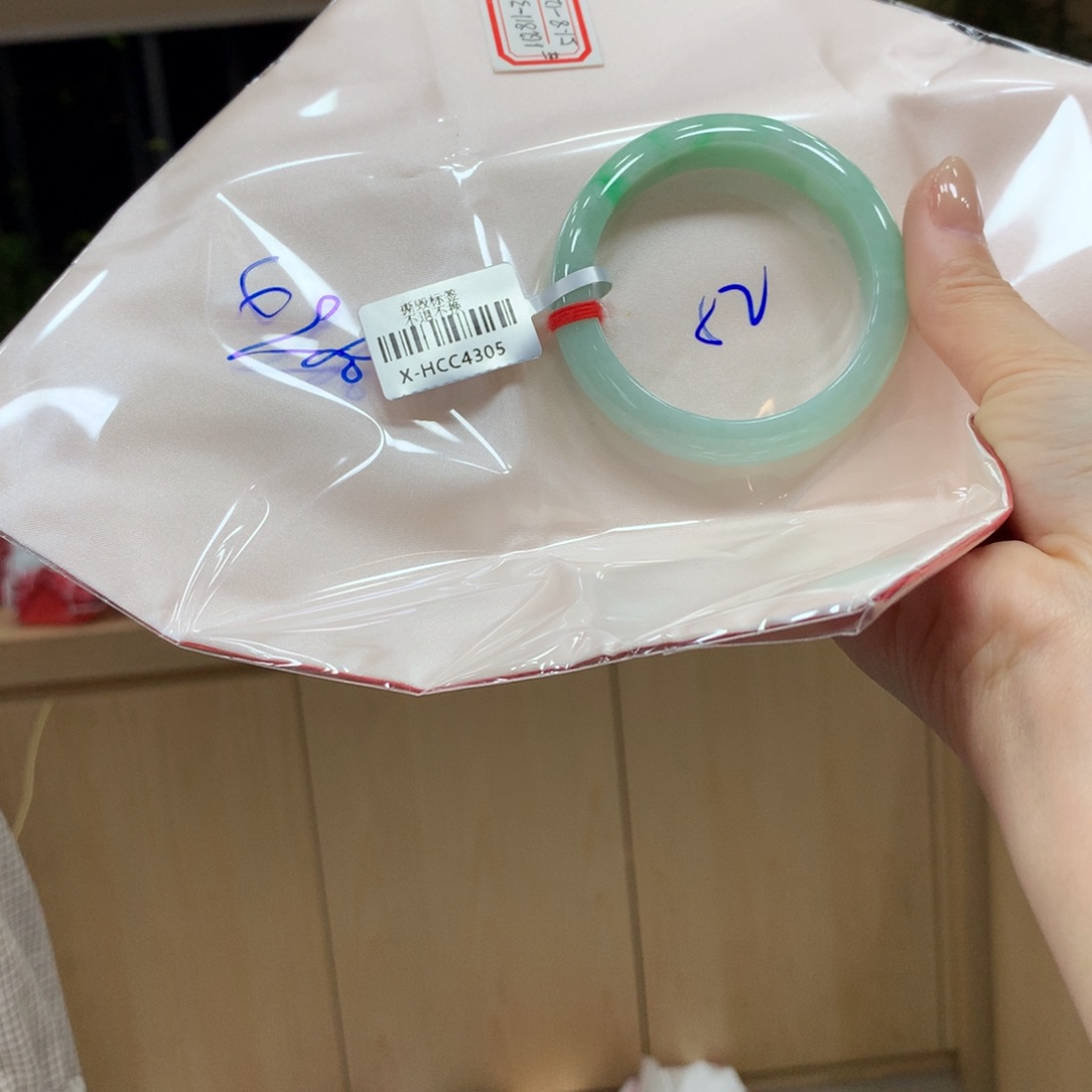 翡翠手镯未镶嵌不退不换