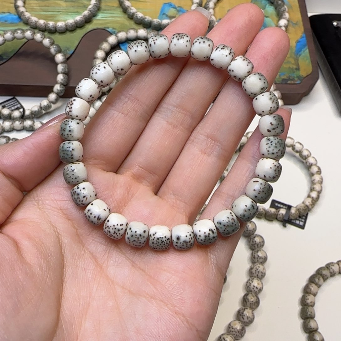 星月菩提手串石玉绿背河豚8×7   12