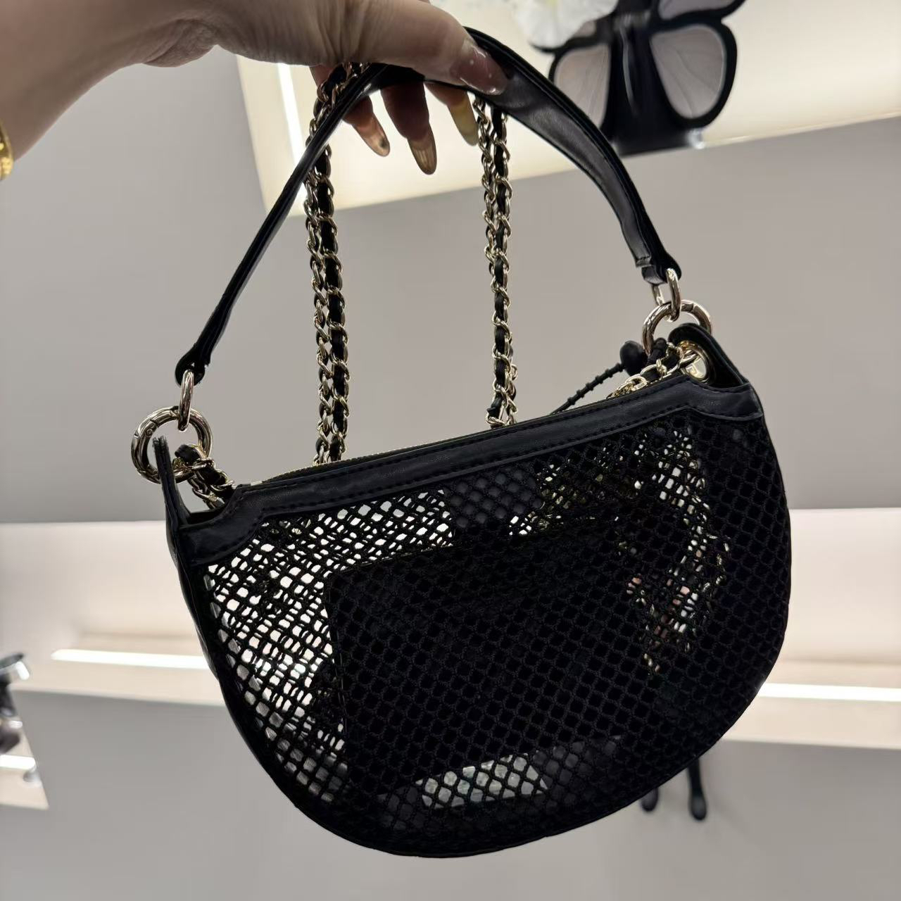 镂空时尚黑色包包-38543