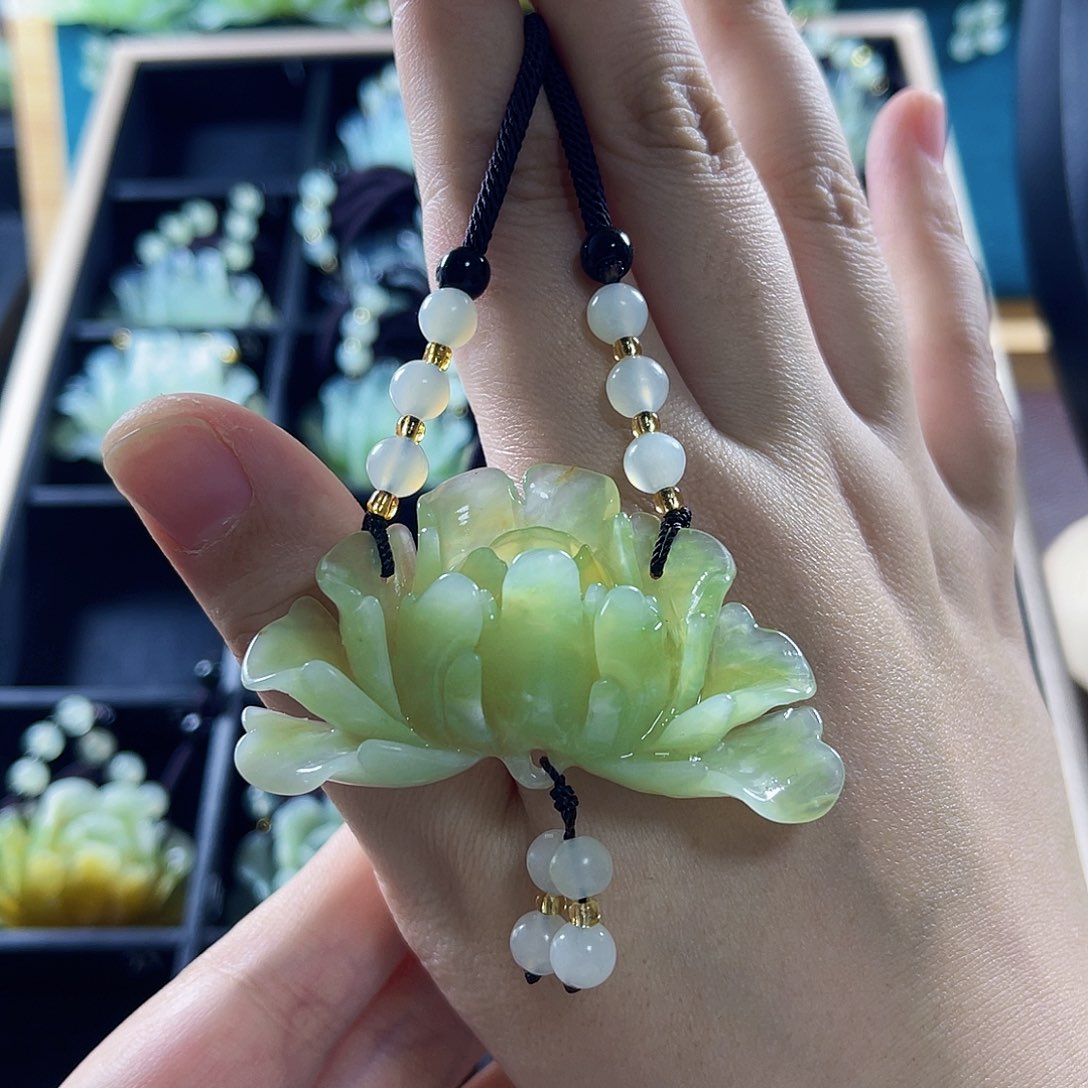 蛇纹石玉颈饰合金