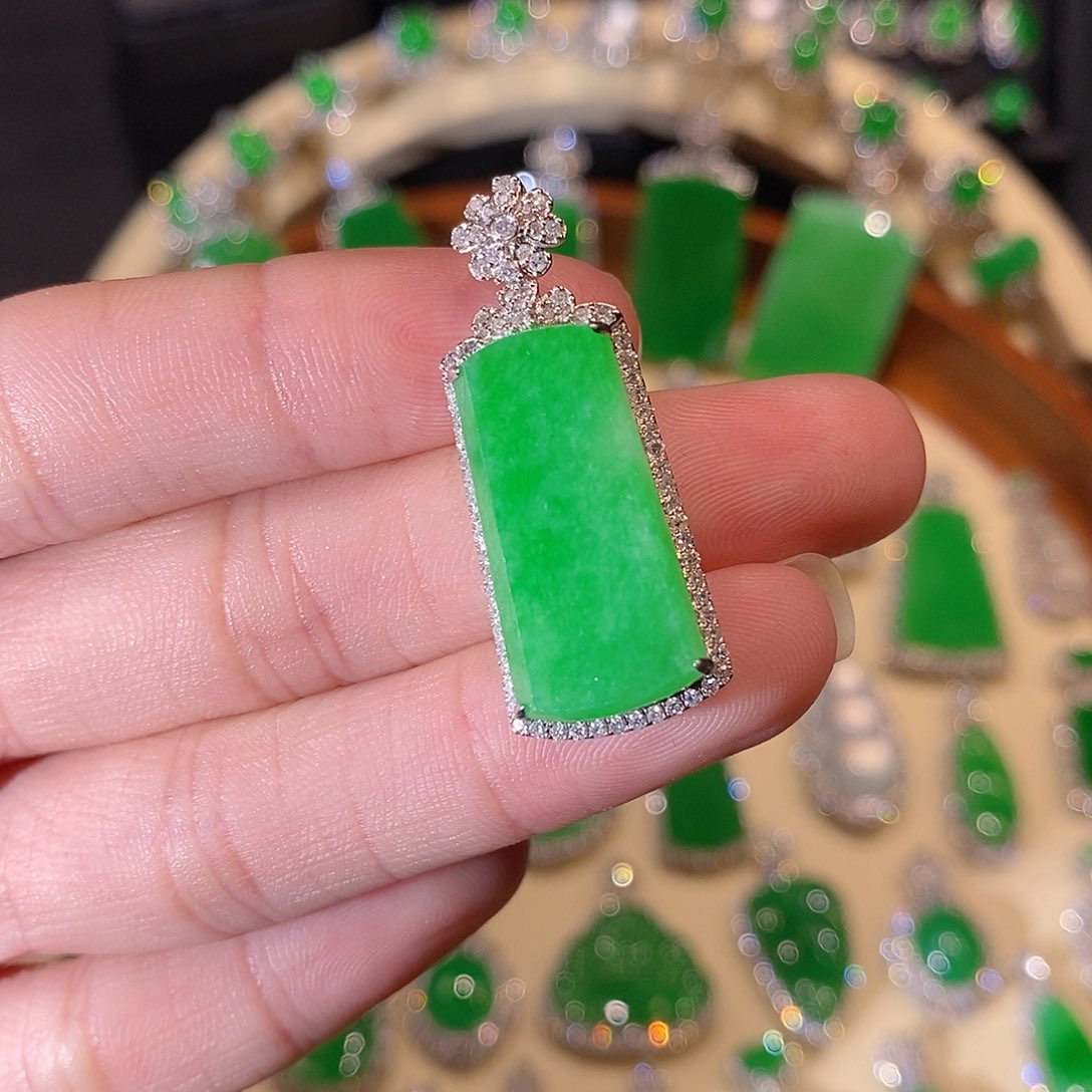 翡翠颈饰18K金镶嵌翡翠