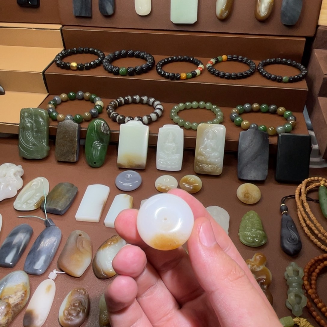 打***鱼颈饰未镶嵌和田玉