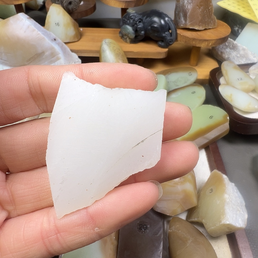 小***黑定制和田玉未镶嵌吊坠