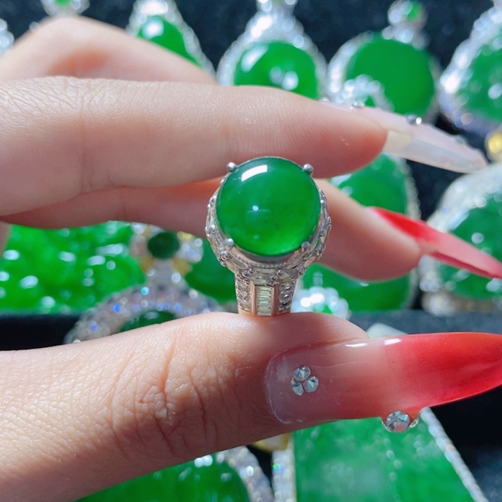 翡翠颈饰未镶嵌16。