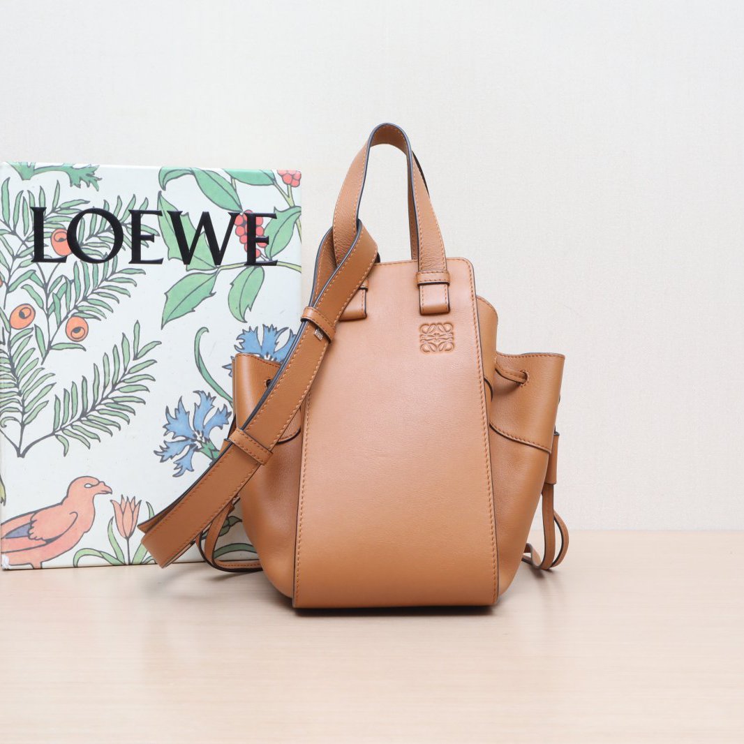 95新 LOEWE/罗意威 单肩包 小号 抽绳款 棕色 皮革C P205945316