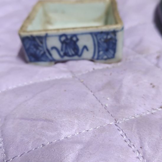 L***m陶瓷四方底盒摆件，瑕疵