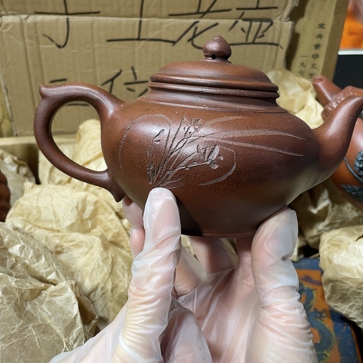 紫砂茶壶矿泥料手工制作的一把紫砂壶。