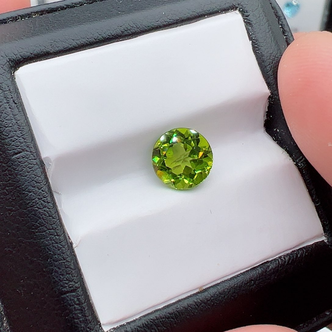 橄榄石圆8裸石未镶嵌