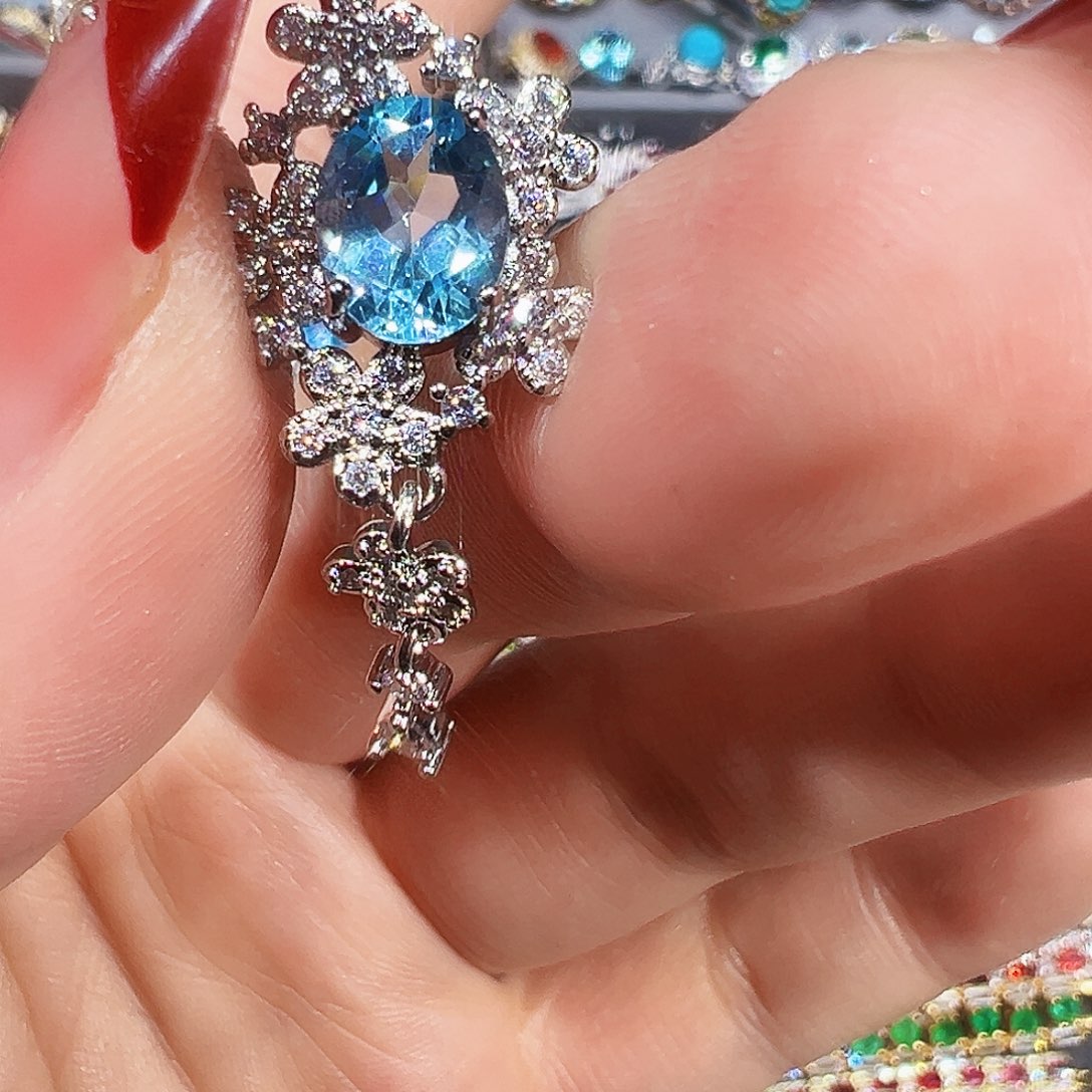 未镶嵌托帕石珠宝奇石