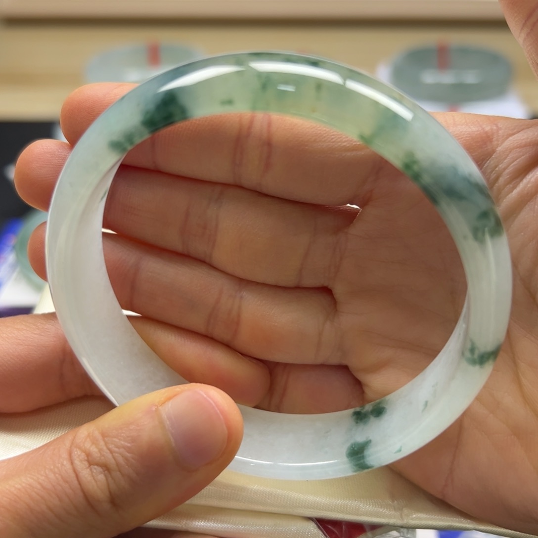 翡翠手镯未镶嵌手镯