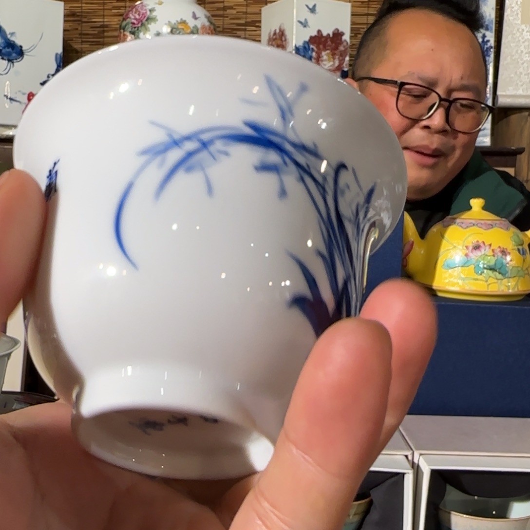 手绘青花兰花大杯