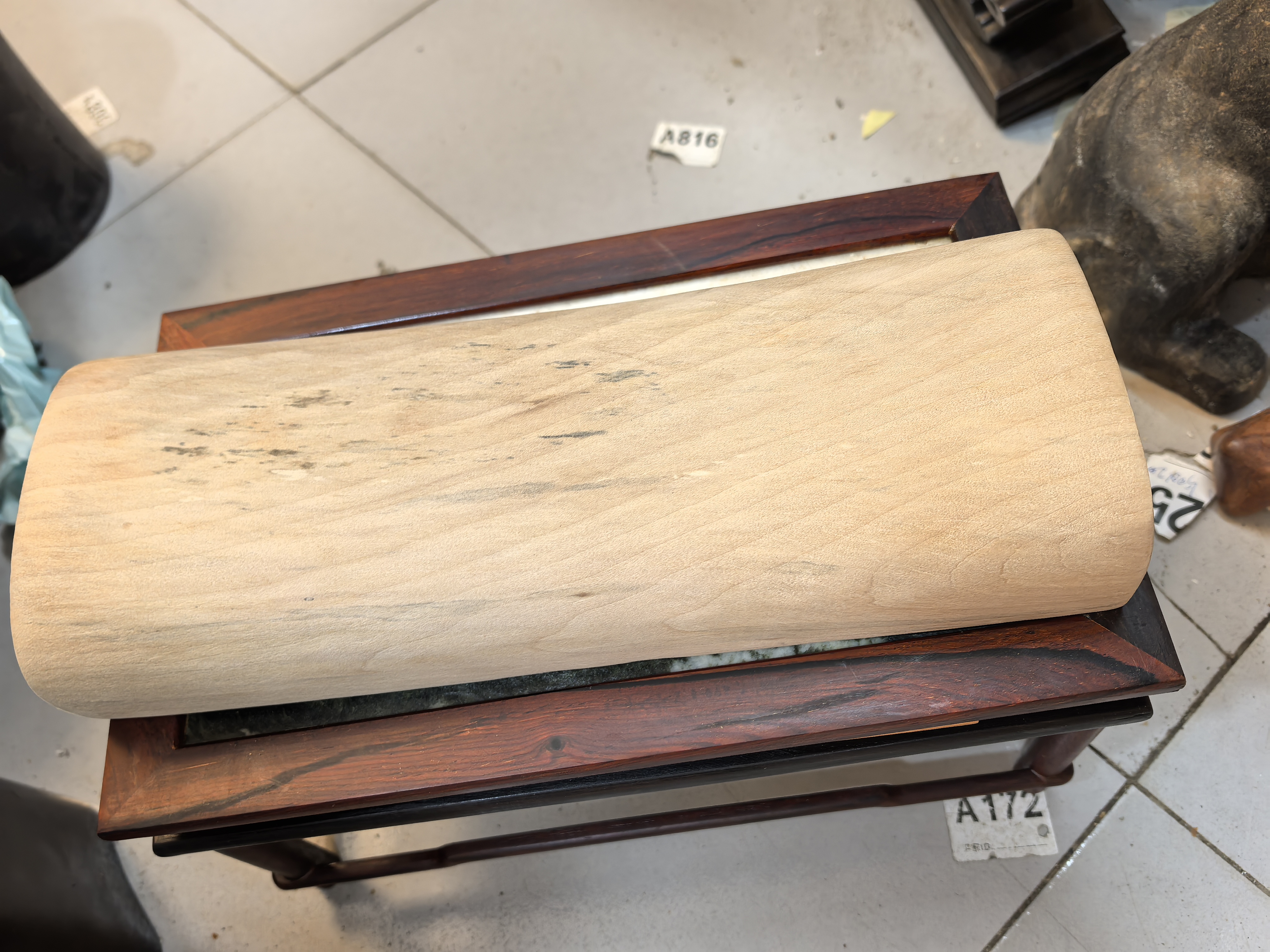 大叶金丝楠木原木原色枕头摆件一个