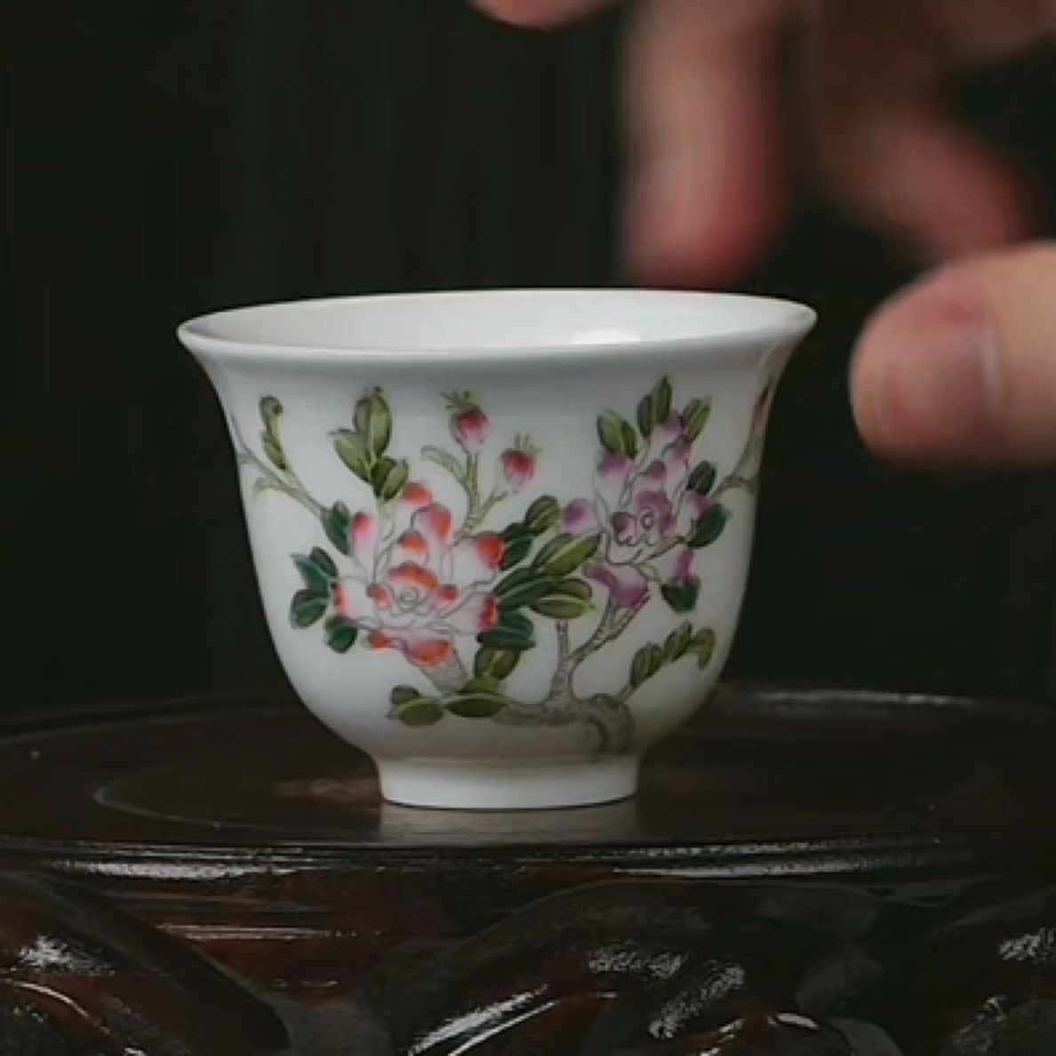 M粉彩花卉诗题纹杯