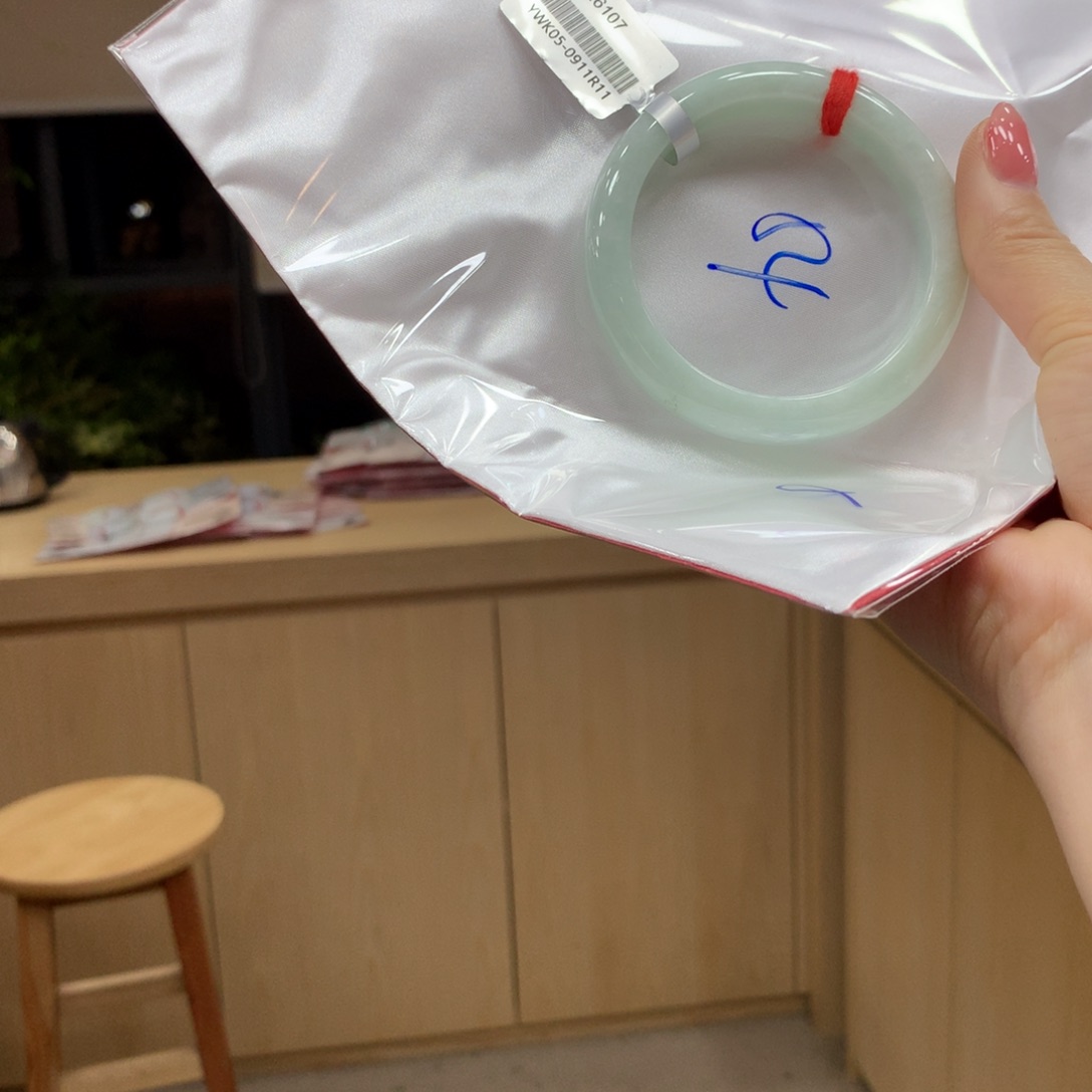 翡翠手镯未镶嵌不退不换