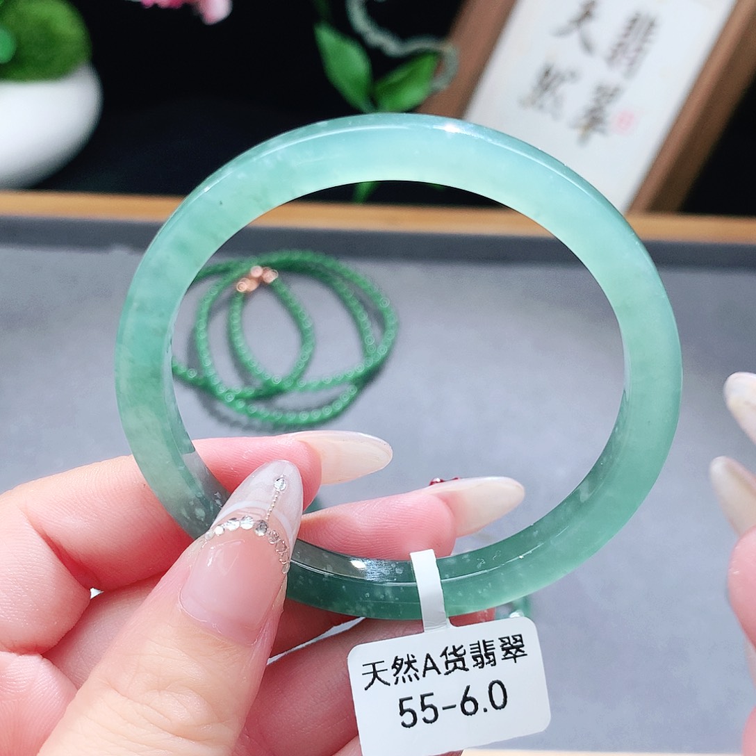 翡翠手镯（圆镯）未镶嵌