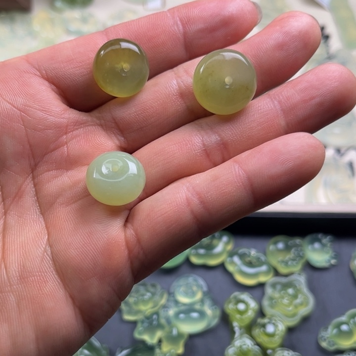 蛇纹石玉颈饰未镶嵌