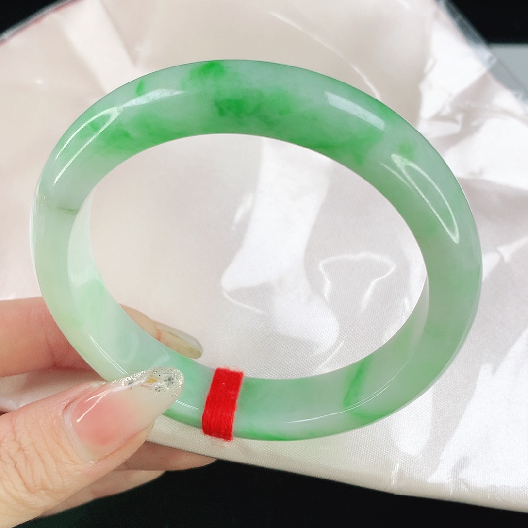 翡翠手镯未镶嵌有纹裂抠手