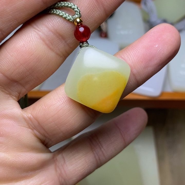 和田玉（糖玉）未镶嵌挂件方糖无事牌