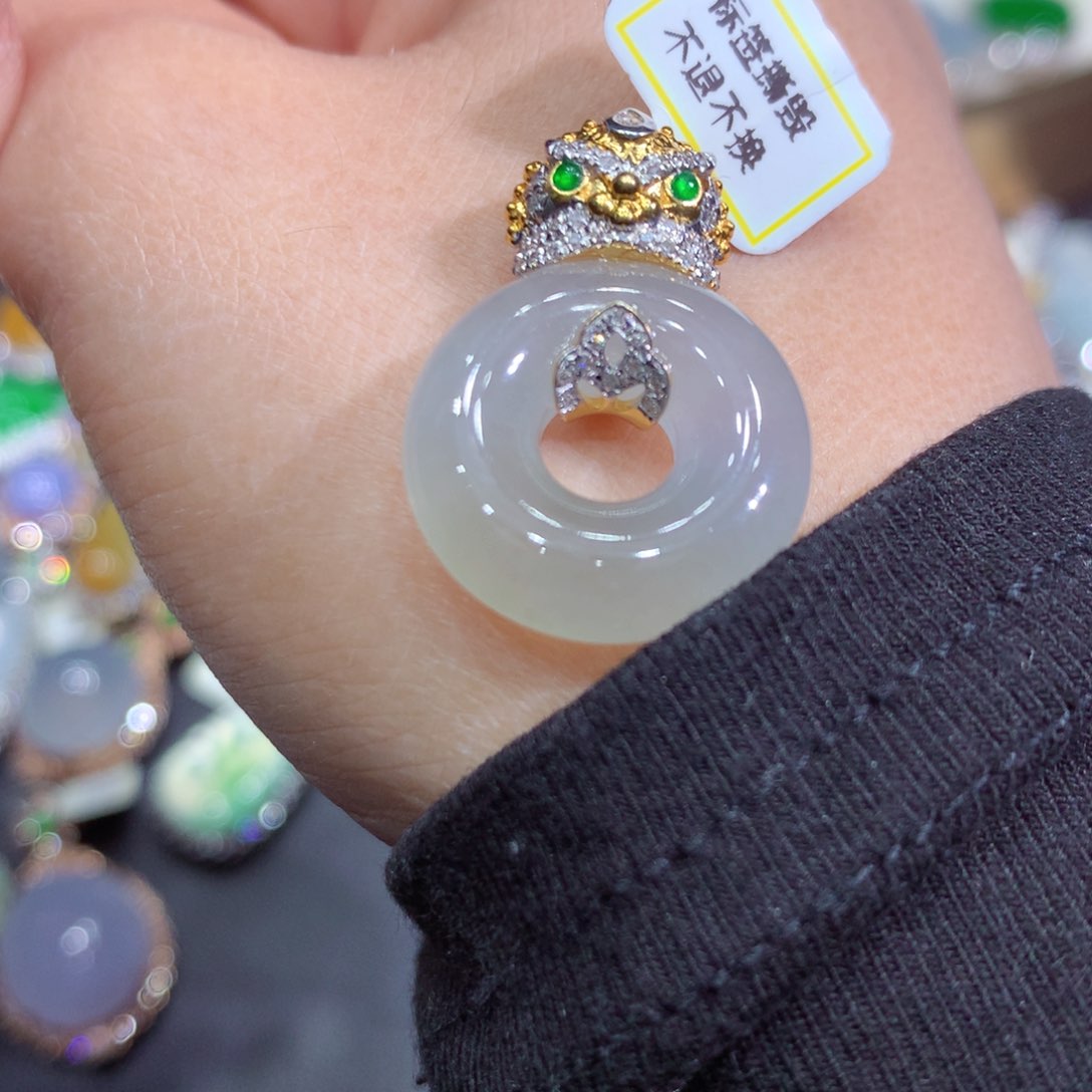 翡翠吊坠(赠链)18K金镶嵌