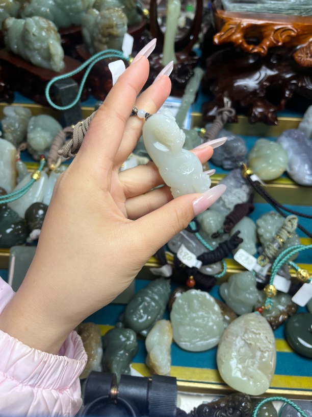 和田玉回头貔貅吊坠挂件