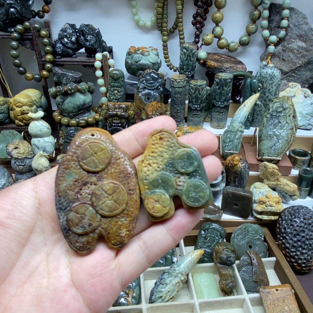 未镶嵌岫岩河磨玉（透闪石质玉）把件