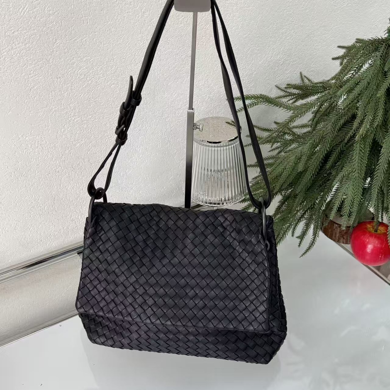 95新 BOTTEGA VENETA/葆蝶家 黑色编织翻盖单肩斜挎包经典123611