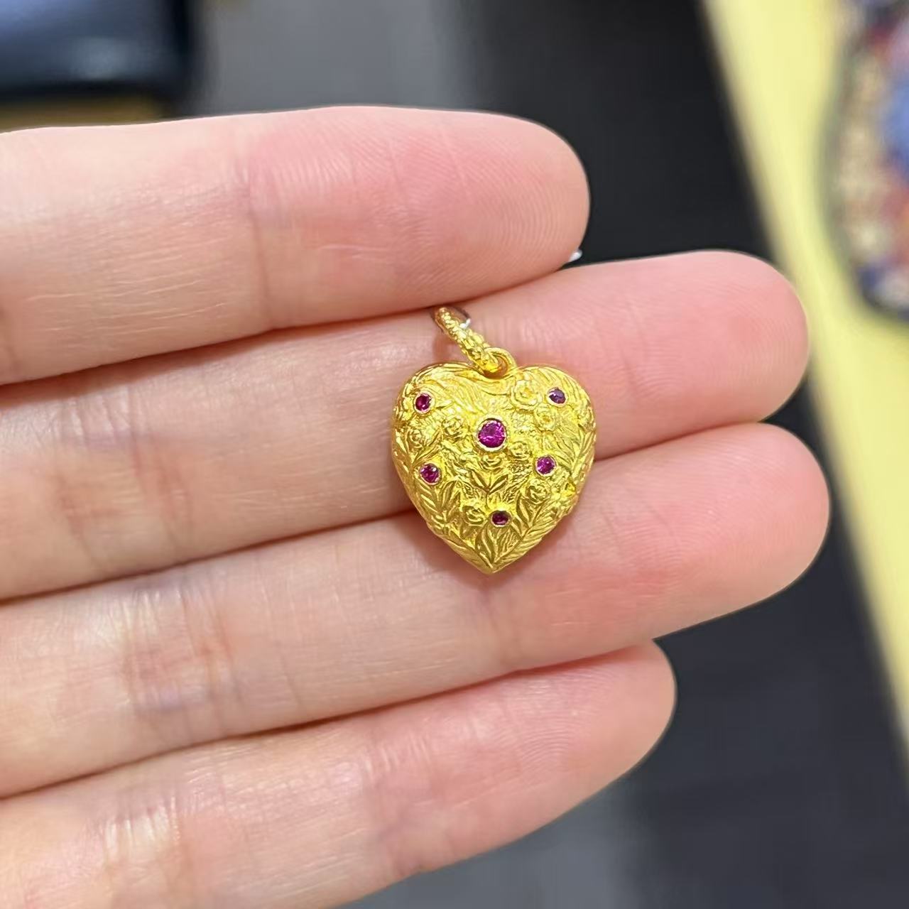 点钻复古玫瑰爱心吊坠 足金999 总重出