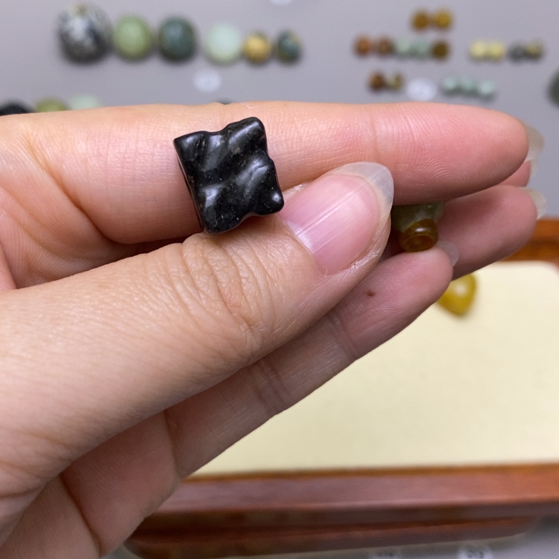 芬***织蛇纹石玉未镶嵌配饰