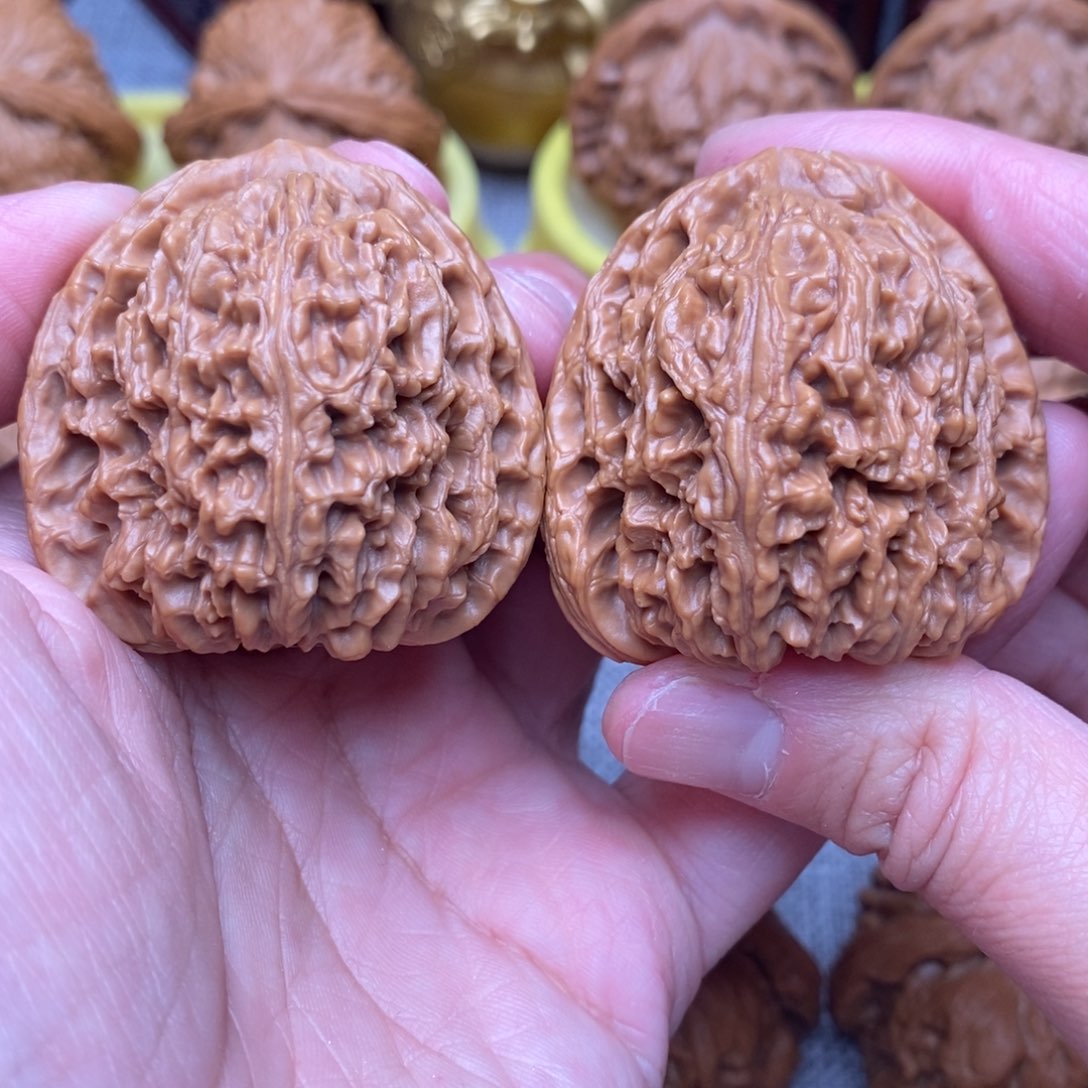 文玩核桃把件毕业绝配三角红皮南疆石41+尺