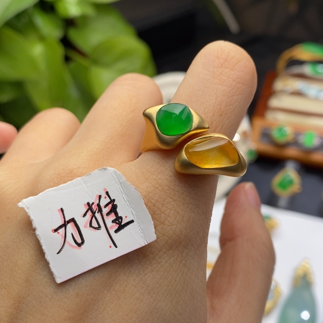 翡翠戒指18K金镶嵌戒指