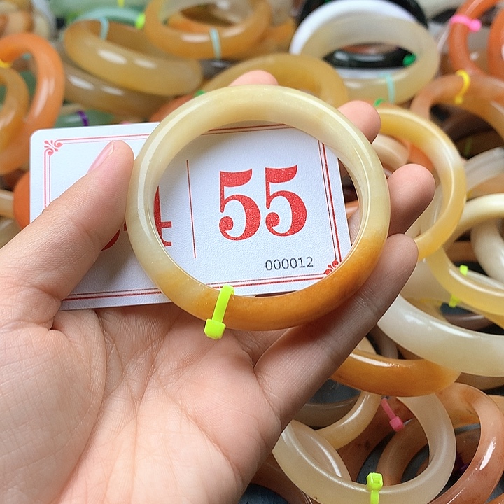 未镶嵌石英质玉（黄龙玉）手镯