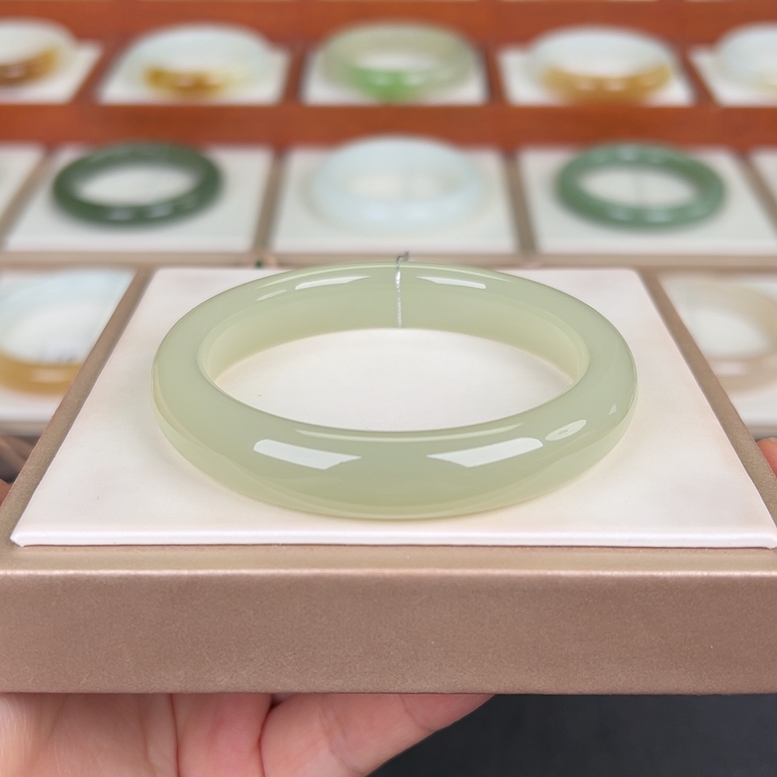 和田玉未镶嵌手镯蜂蜜水