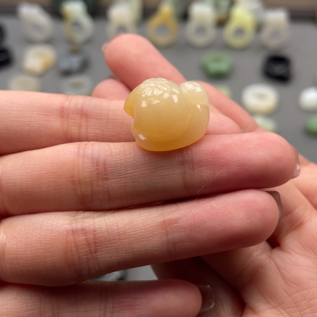 和田玉吊坠未镶嵌小**袋