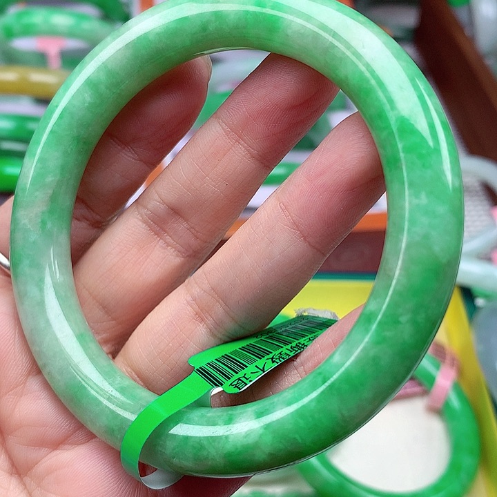 翡翠手镯未镶嵌翡翠