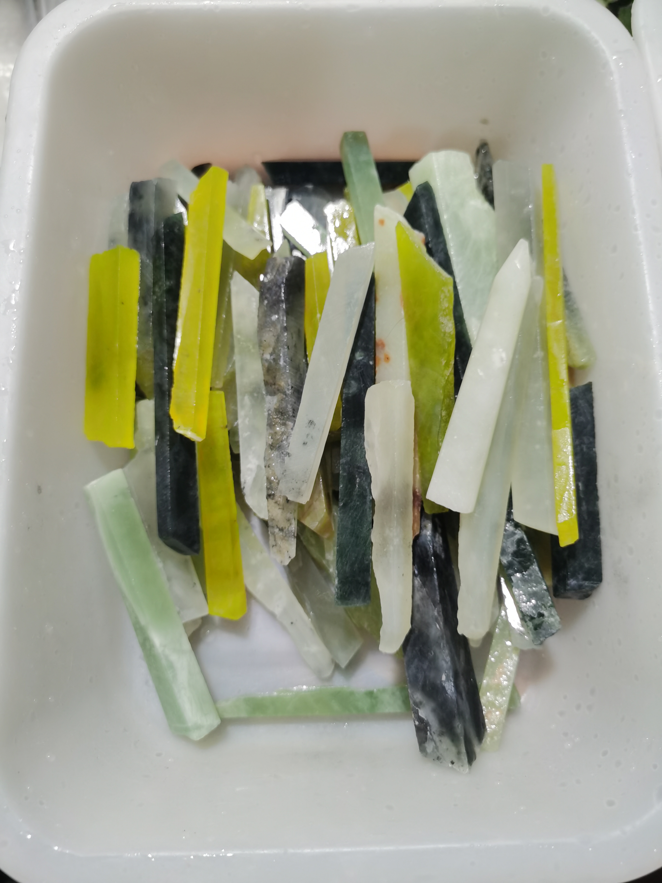 岫玉多色小长条料2斤半18元包邮，随机发货，偏远地区不包邮