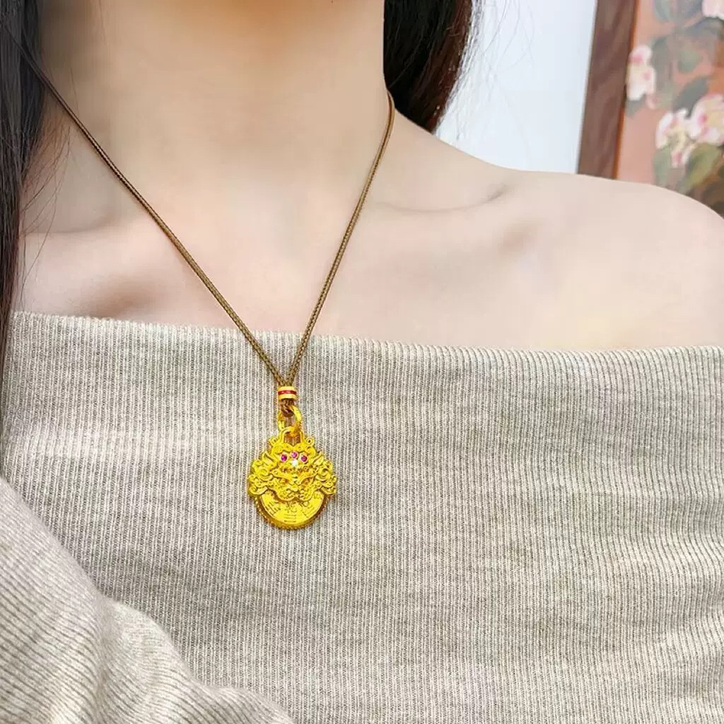 铜合金吊坠 强保色点钻金狮山鬼花钱吊坠项链可转动吞金兽毛衣链