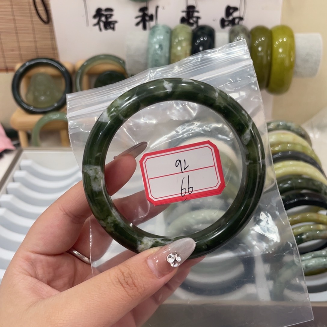 蛇纹石玉手镯未镶嵌