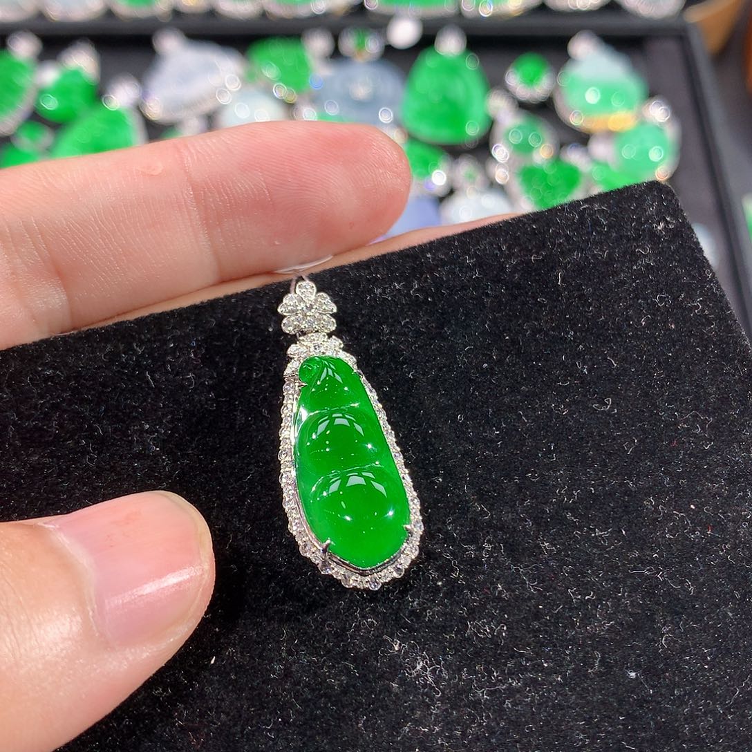 翡翠18K金镶嵌颈饰