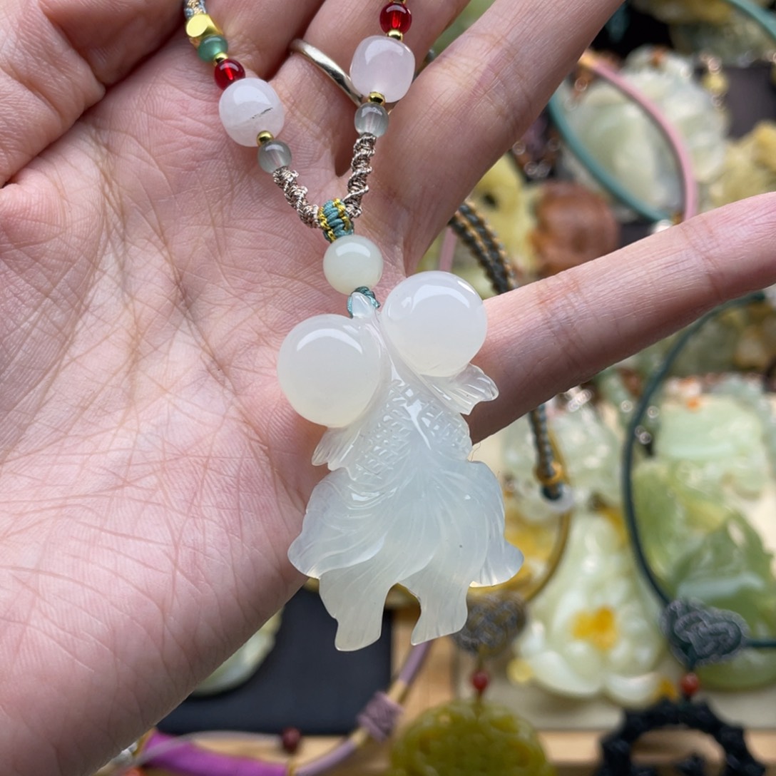 蛇纹石玉颈饰未镶嵌