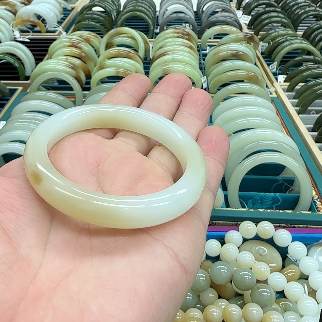 和田玉手镯未镶嵌大*背