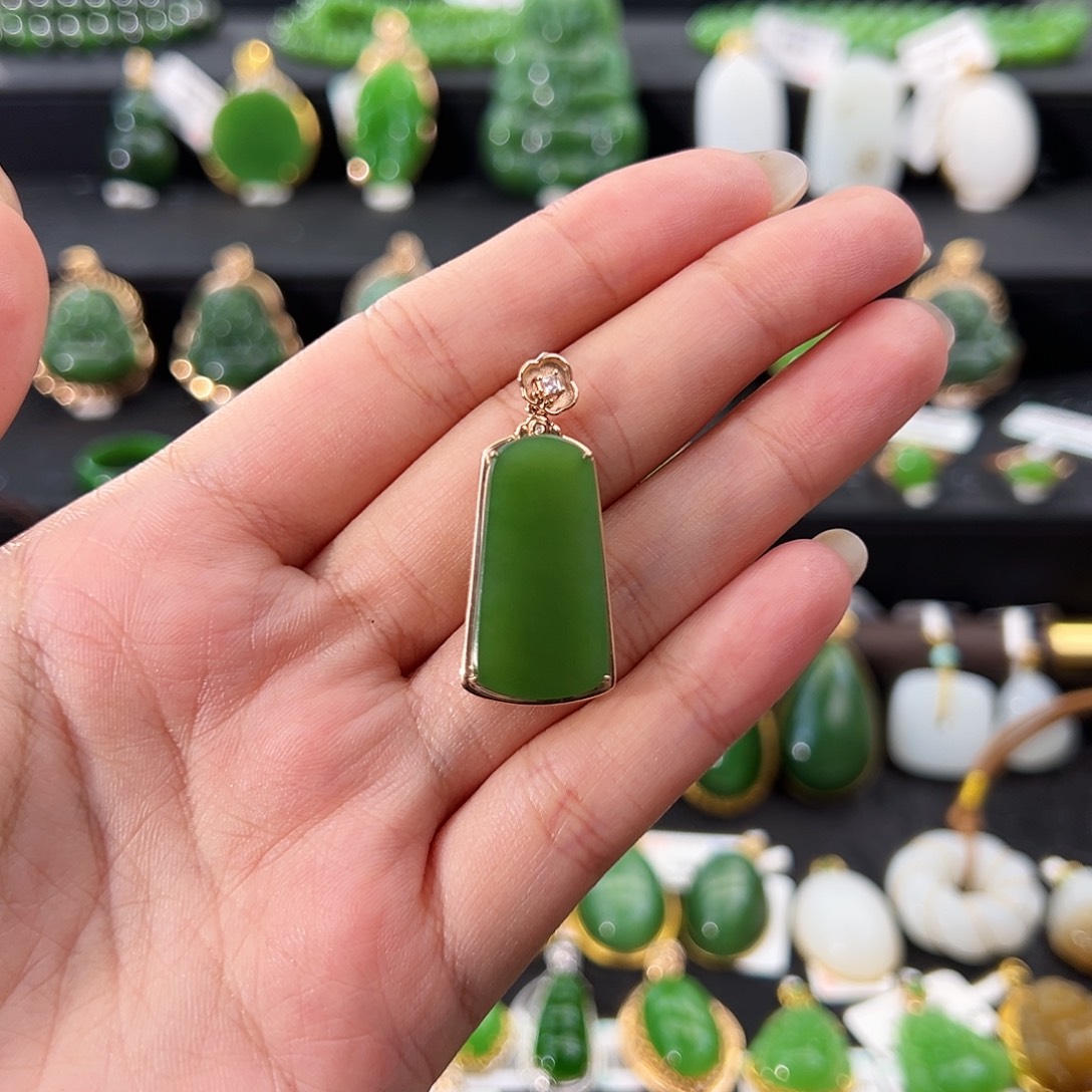 和田玉（碧玉）18K金镶嵌吊坠(不含链)粉阳绿无事牌25mm