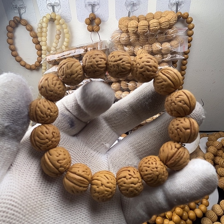 芷***欣桃核吊坠桃核的大小可以说为三