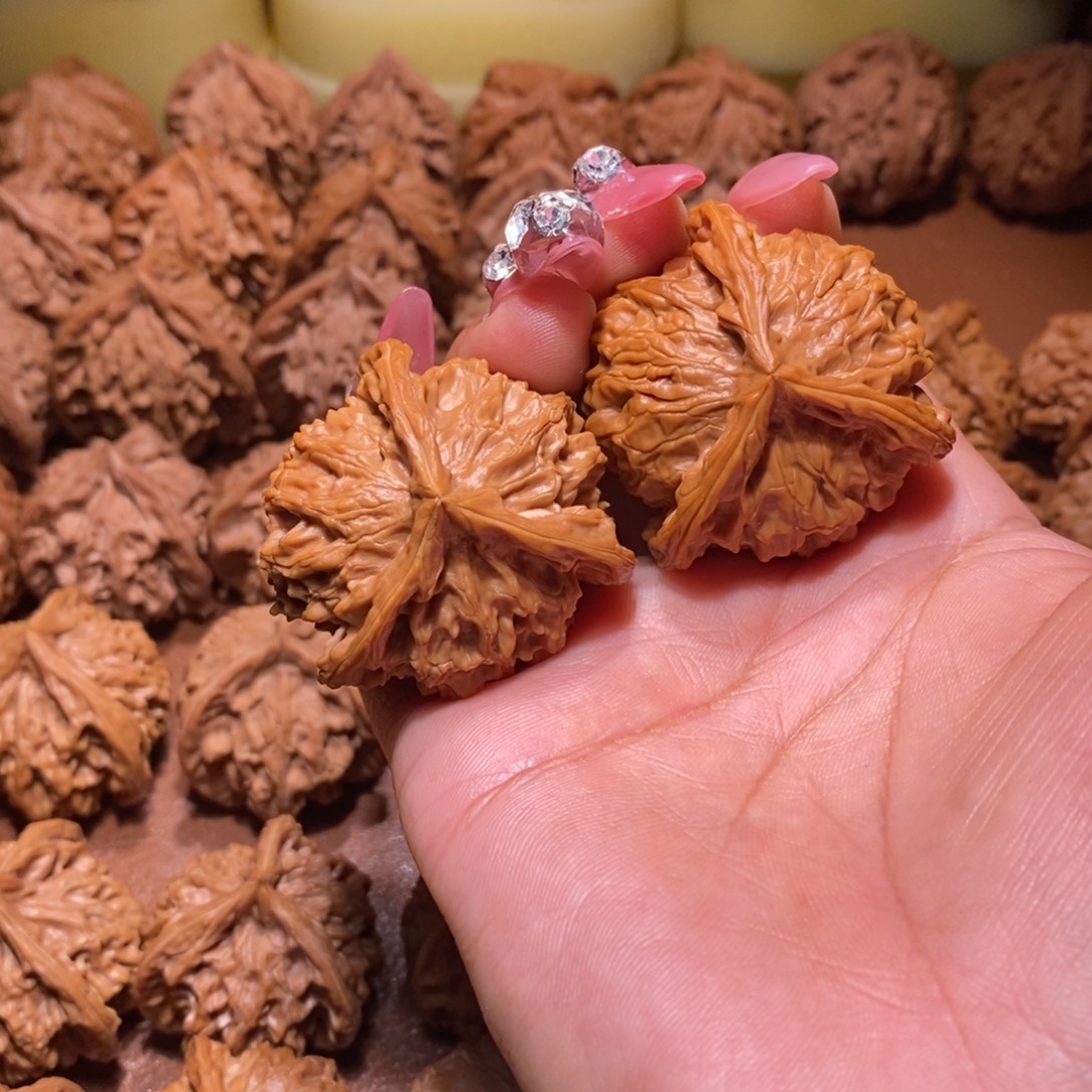 官***默盘山文玩核桃手把件