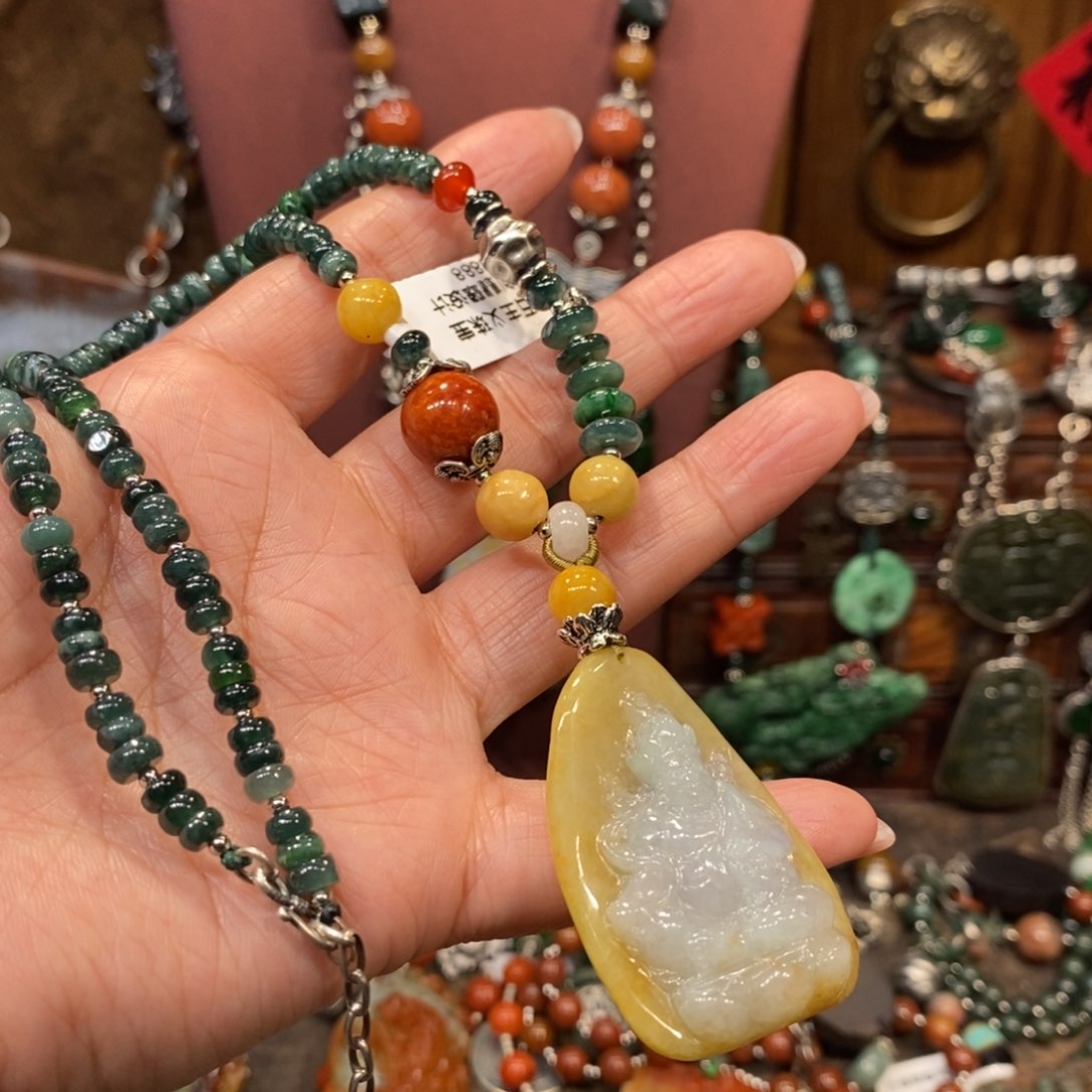 翡翠吊坠(赠链)未镶嵌