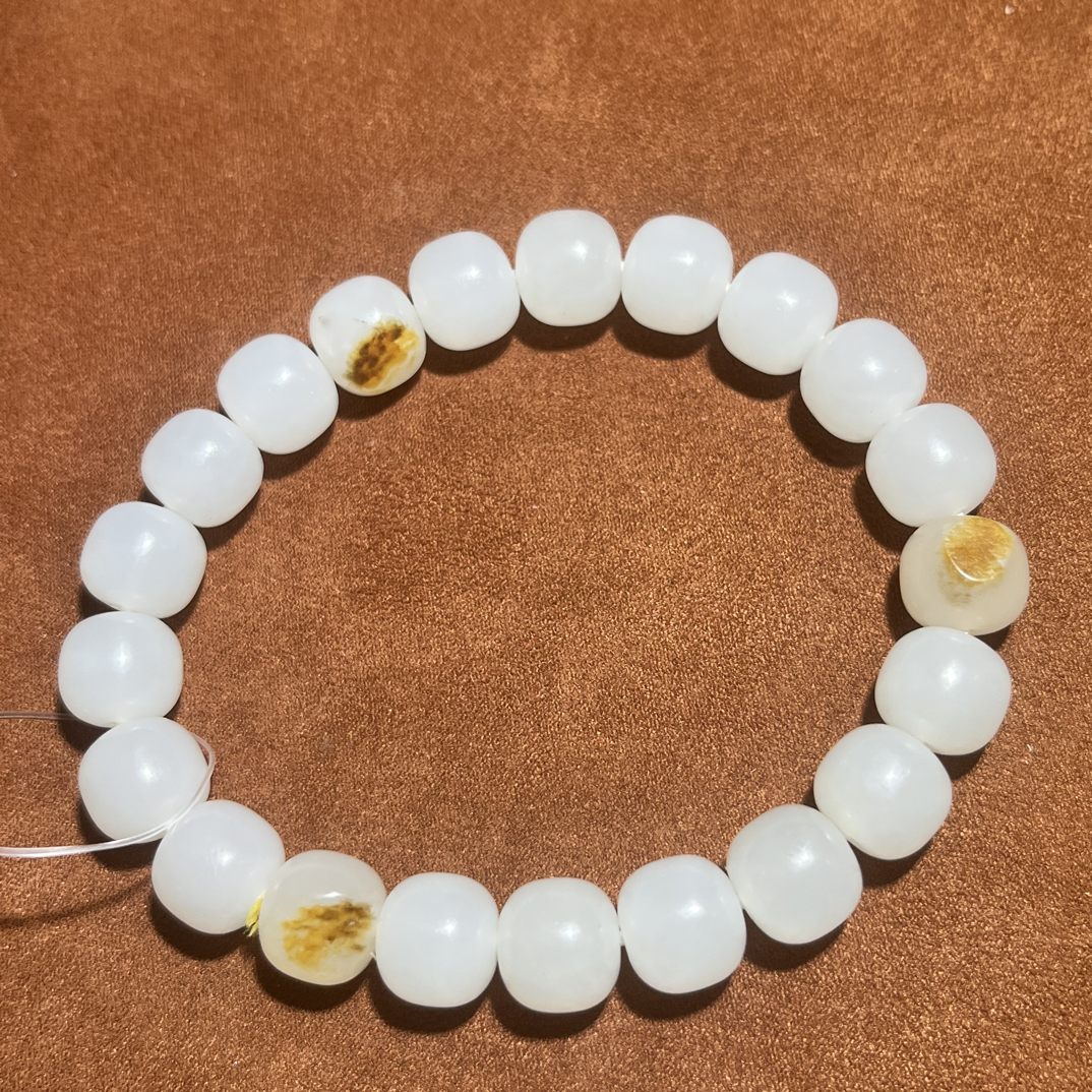 新疆和田玉卡10老型手串原皮秋梨皮